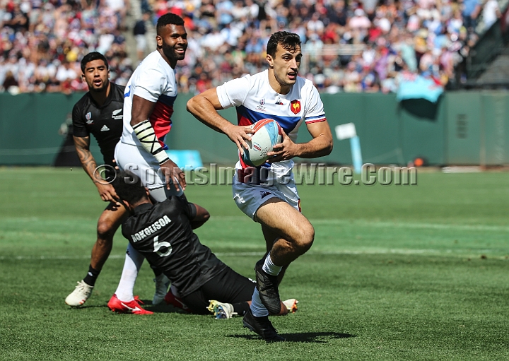 2018RugbySevensSat-26.JPG - Paulin Riva of France scores a try against New Zealand in the men's championship quarter finals of the 2018 Rugby World Cup Sevens, Saturday, July 21, 2018, at AT&T Park, San Francisco. New Zealand defeated France 12-7. (Spencer Allen/IOS via AP)